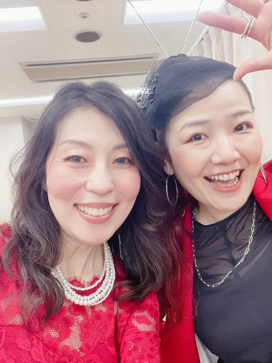 5/1はStarLightsのサポートでゴスペルコンサート@小平市
久しぶりのサポート、身体をソプラノモードに切り替え。
客席の皆さんの元気な声援や手拍子がうれしかったな。

全員ショット→女子メンバー（ファビュラス）→そる子と私