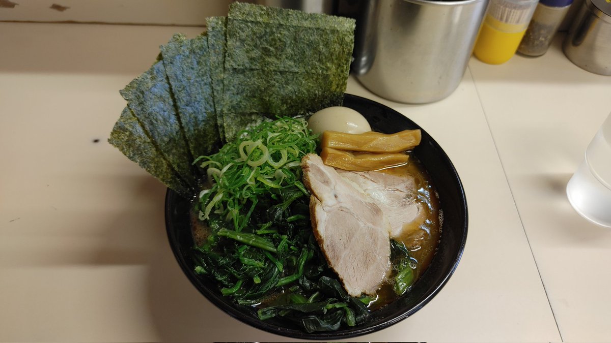 本日の朝食兼昼食。
らーめん武蔵家にて、スペシャルラーメンにほうれん草。かため濃い目。