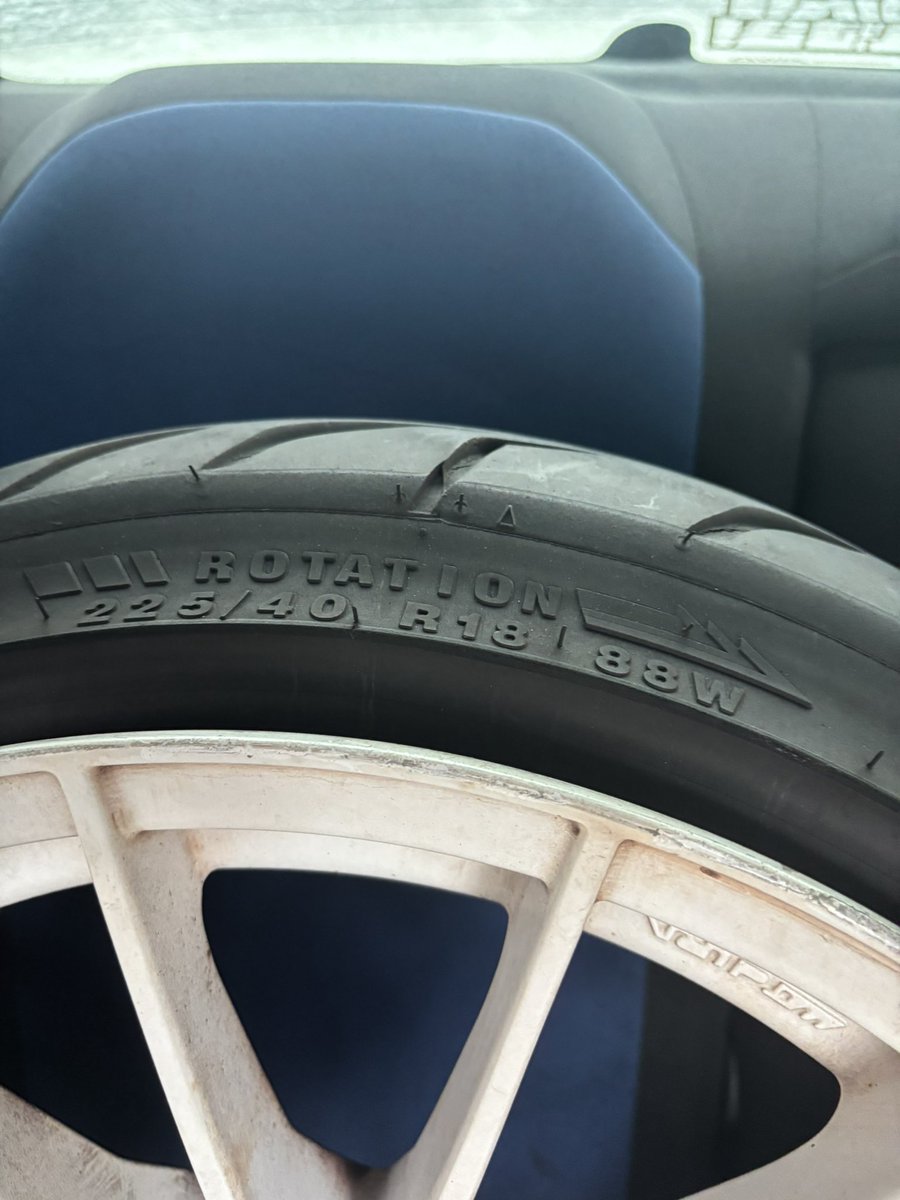 これゆるぼなんですけど、アクセレラの651、225/40r18 2本欲しい人いません？
確か3年前に買ったやつ
割と引っ張ってるからアレやけど
飯奢ってくれたらいいです
クソほど溝余ってます