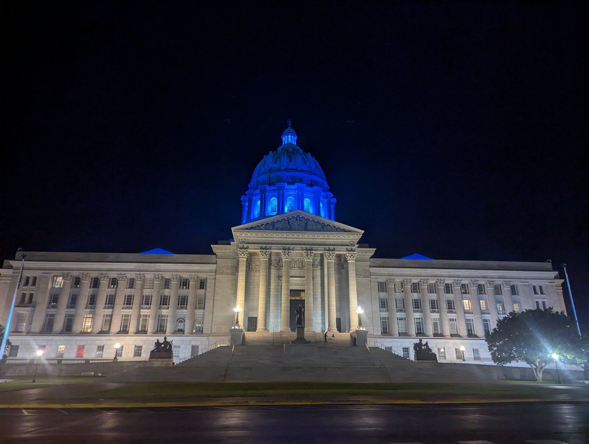 alisagbrnelson's tweet image. The Missouri Capitol in blue tonight to honor and remember law enforcement officers. #moleg #mogov