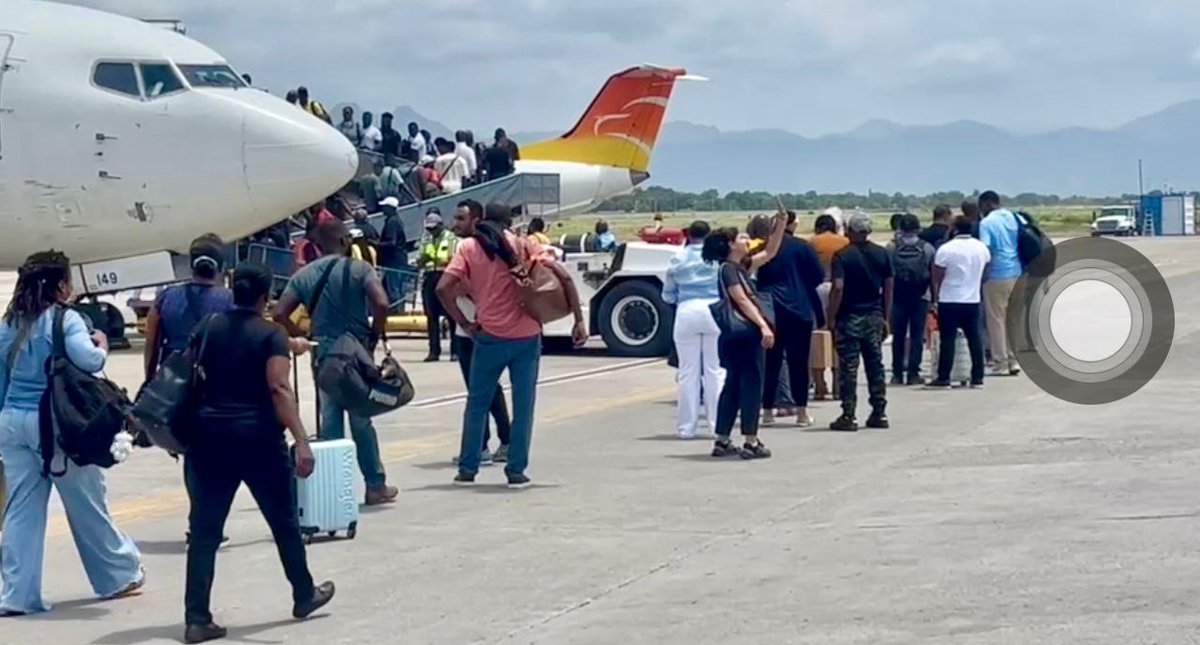 vantbefinfo's tweet photo. Le Ministère des Affaires étrangères et des Cultes (MAEC) annonce des avancées dans les discussions avec la République dominicaine en vue d’une possible reprise des vols entre les deux pays au cours du mois de mai 2026, après le report sine die décidé par les autorités dominicaines. Les échanges en cours portent sur la finalisation d’un protocole de sécurité couvrant les aspects sanitaires, migratoires et opérationnels, avec une approche de reprise progressive et sécurisée, notamment via l’Aéroport international du Cap-Haïtien. Le gouvernement haïtien affirme que le dialogue reste actif entre Port-au-Prince et Santo Domingo et réitère sa volonté de renforcer la coopération bilatérale, tandis que les vols commerciaux demeurent suspendus depuis près de deux ans, en attendant toute communication officielle sur l’évolution du dossier.