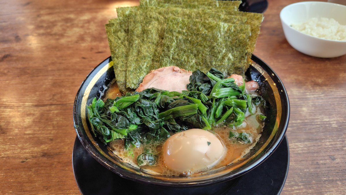 君津の王道家直系環家さんに。初見てましたので全て普通で。テーブルの上に味変調味料の数々があったりして自分好みの味が作れそうです。