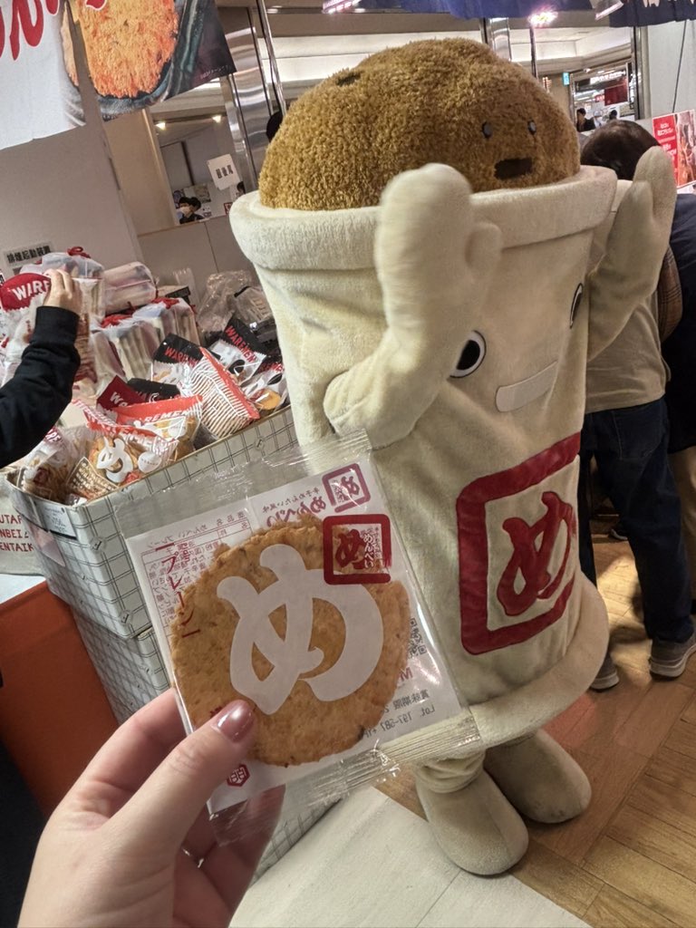 カステラ買ったら後ろにめんべーくん来た