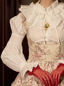✧Classical bouquet 胸元が大きく開いたエプロンドレスは、 襟の