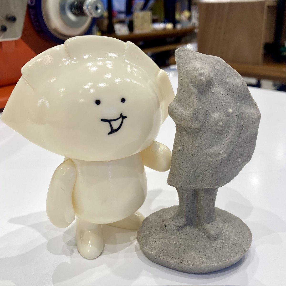 🌞トチギマーケット営業中！🐻‍

今日は、お帰りの前にGYOZAくんのお迎えをお忘れなく！💁🏼🥟

店頭にてGYOZAくんたちが皆様のお迎えを心待ちにしておりますよ！😃

その際、餃子像も一緒にいかがでしょうか！🪨

ゼヒに！！💥
本日もご来店お待ちしておりますー！🐽

〈スタッフ🦠〉