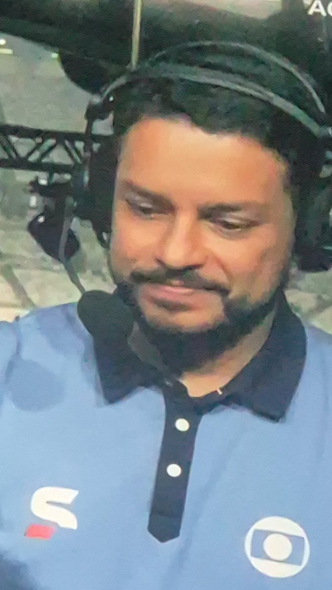wlcam_'s tweet photo. Esse aqui comentou pros Smurfs o jogo inteiro... Faz sentido a carinha de choro https://t.co/QhKEMWq8YF
