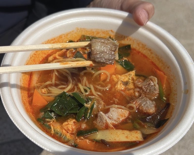 hasep223's tweet photo. 鹿沼72カントリークラブ名物のカルビラーメンが宇都宮の麺イベントに出店しています🍜イベントの様子はコチラから→
https://t.co/mQ2zbsq3bR

 #めんフェス宇都宮2026 #鹿沼72カントリークラブ　#牛魂一擲　#ラーメン　#めんフェス https://t.co/gdrel6VlZo