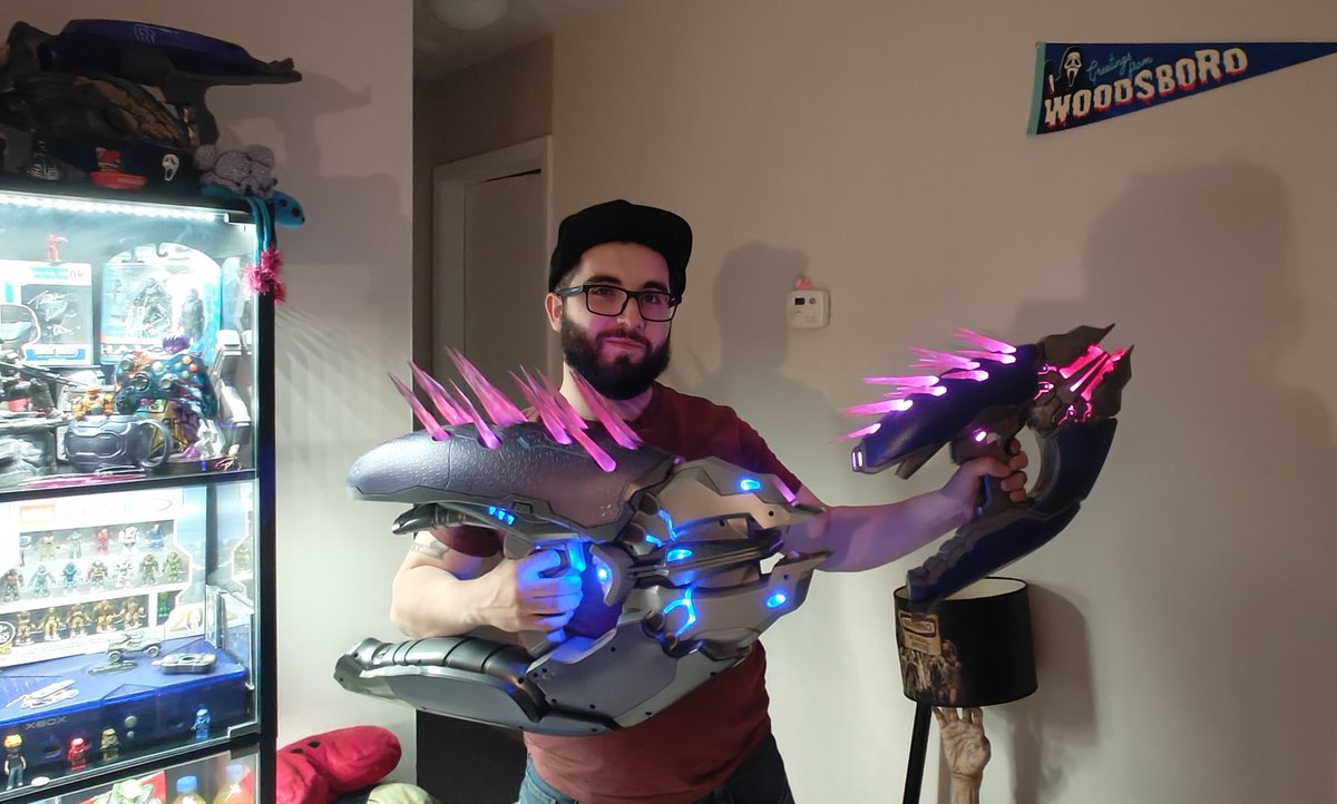 Kidskull51's tweet photo. Bought something big y'all 1:1 scale Halo Needler with sound effects and mechanics.

Have the size comparison with the Nerf Needler that came out a couple years ago. It's huge especially next to me! https://t.co/ks0KhuUEGU