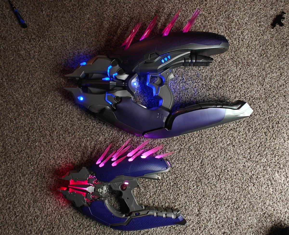 Kidskull51's tweet photo. Bought something big y'all 1:1 scale Halo Needler with sound effects and mechanics.

Have the size comparison with the Nerf Needler that came out a couple years ago. It's huge especially next to me! https://t.co/ks0KhuUEGU
