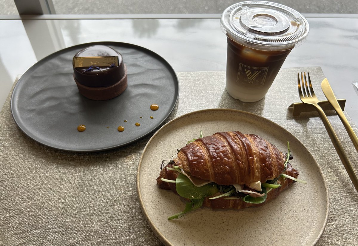 komichi529's tweet photo. 少し早めのランチ🥐
新作ケーキと一緒に、いただきました😋
#AtelierY 
#クロワッサンサンド
#アプリコットショコラ
#お出かけ前に https://t.co/8MWodsmypz