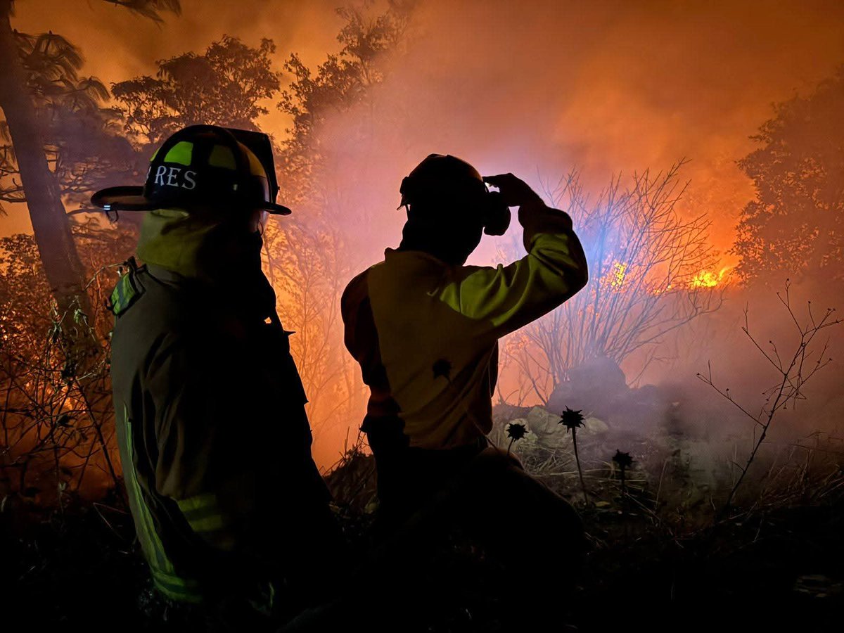 #EUQuiché Incendio forestal en el municipio de Santa Lucía la Reforma, Totonicapán, Bomberos Voluntarios de la 12a. Cía. sofocan las llamas, mismas que amenazaban viviendas y un predio de automóviles. #EU903