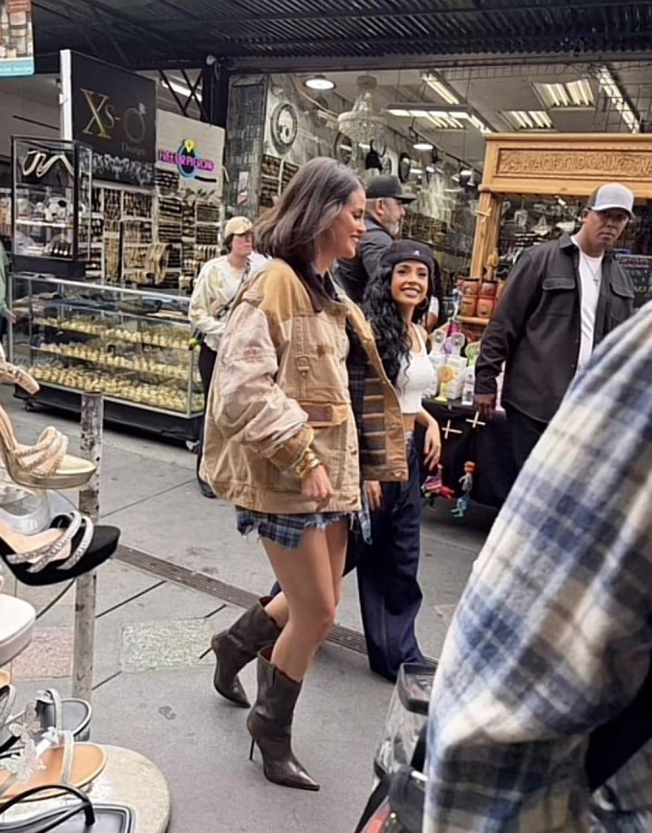 PopPulseZ's tweet photo. Selena Gomez was spotted filming a music video with Becky G in Los Angeles. https://t.co/aZN4XQjPec
