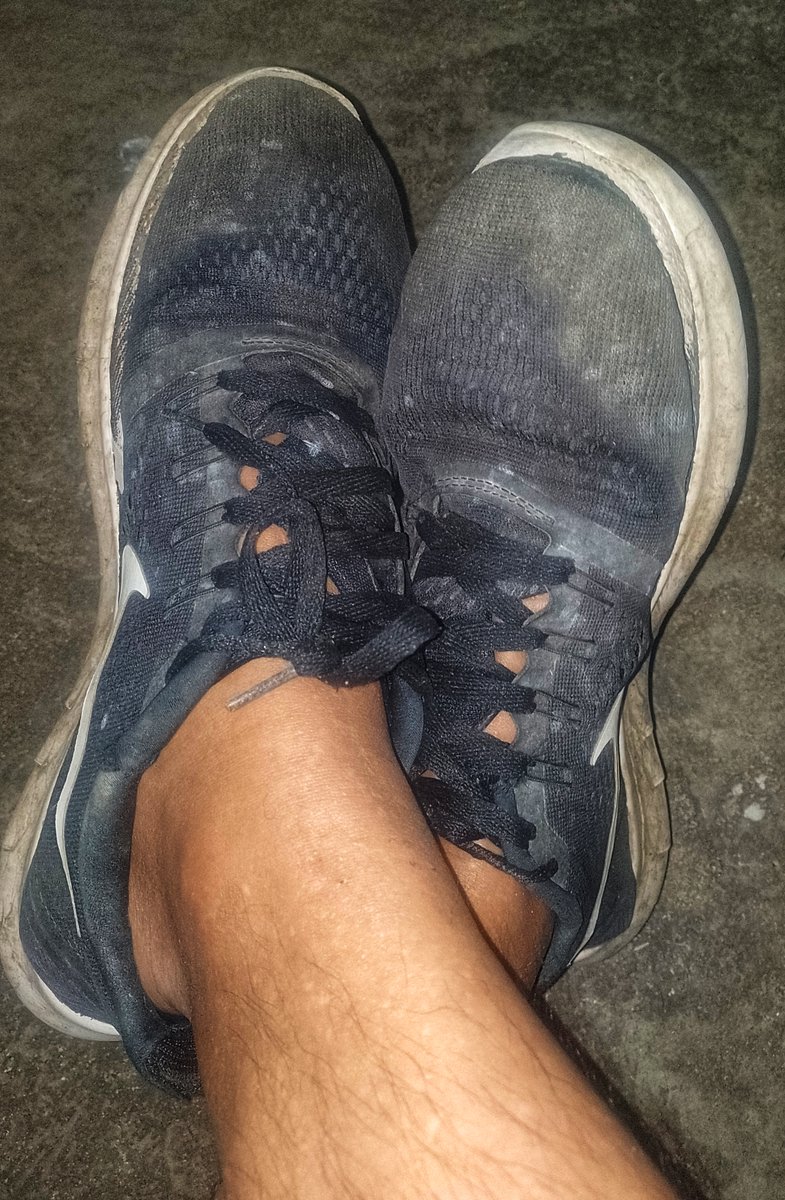 Estos Nike llevan años aguantando mi machismo y el olor crudo de mis pies de Toro. Ya les toca jubilación, pero no van a la basura. Qué perro afortunado se va a quedar con esta mugre añejada? Empiecen a lamer. #Findom #SweatyFeet #Alpha