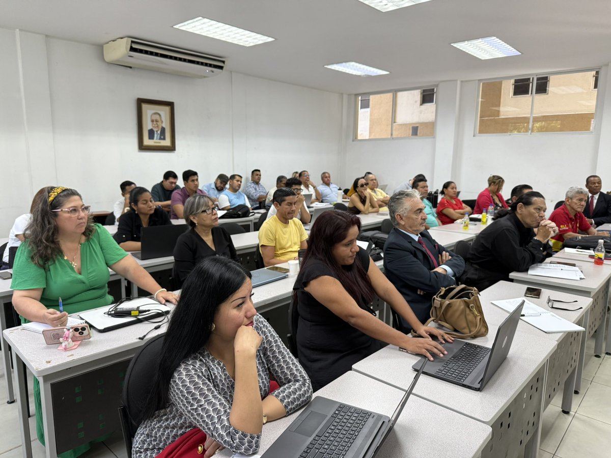 Rastudillo1971's tweet photo. 📌 Universidad de Guayaquil-Maestría Derecho Constitucional-Modalidad Presencial 3ra Cohorte. Concluimos con éxito. 

“El cansancio es momentáneo, pero la satisfacción es para siempre”📚⚖️🙌 @UgJuridico @Escuelaug https://t.co/dTv72iD8y6