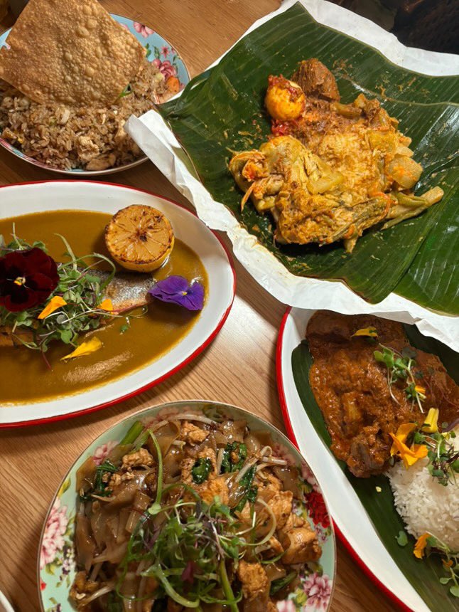 simpangasia's tweet image. Indonesia has over 17,000 islands—of course the food scene is that diverse 🔥

📸 @jchanselects 

#SimpangVenice #diversity #Indonesia #IndonesianFood