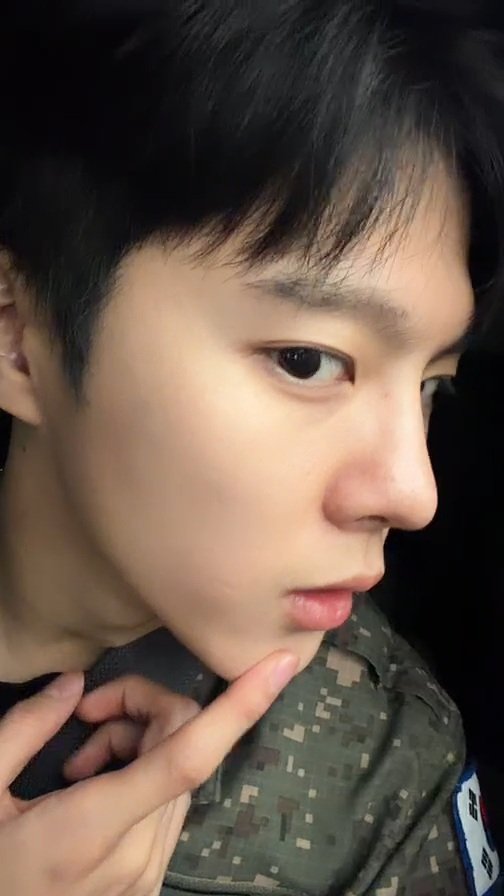 홀리 tweet media