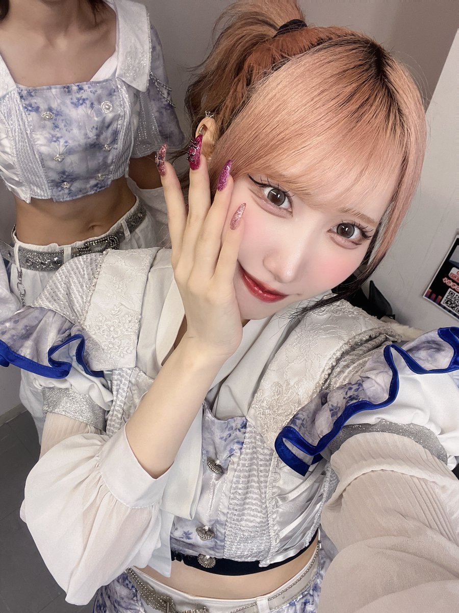 通販チェキ発売中❣️ 白色担当なので白がとっても似合ってて超