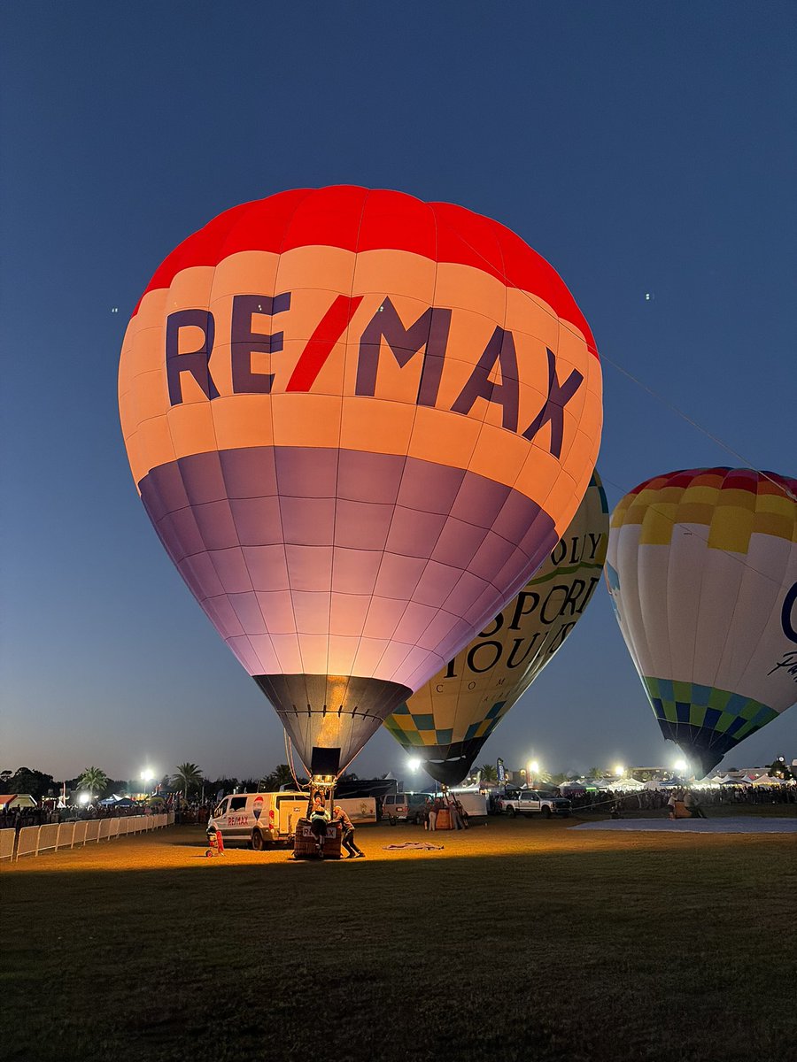 OldWorldballoon's tweet photo. Gulf Coast Ballooon Fest wrapped up with a glow tonight! We had a great time and met a lot of great people! We’ll see you next year! #AboveTheCrowd #ReMaxHotAirBalloonTeam https://t.co/PwoM9WSr7D