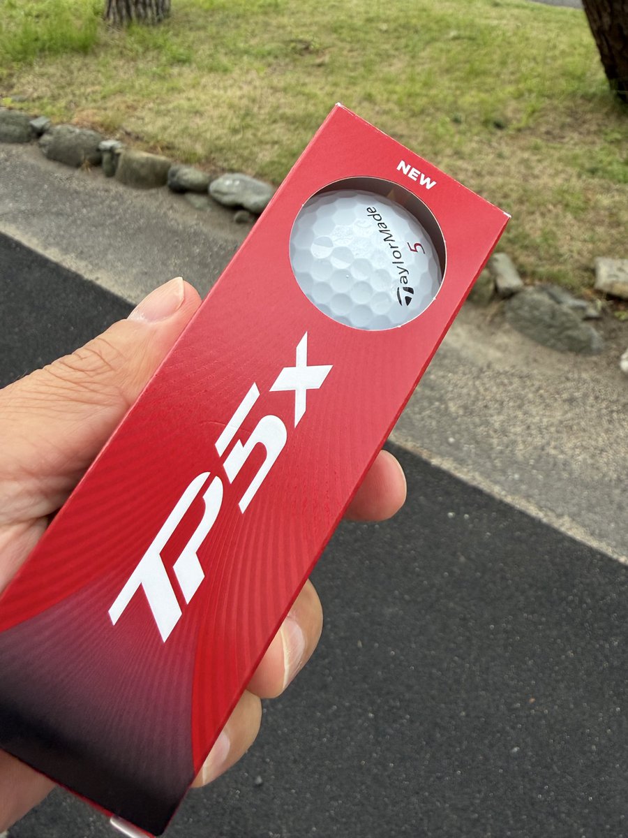 JxvPyx's tweet photo. ボールは１つに絞れって言うけど、「今年はボールの進化が凄い」って言われたら色々打ちたくなるのよねぇ〜　#ゴルフ　#ボール #TP5x https://t.co/YbsvJtUMW3