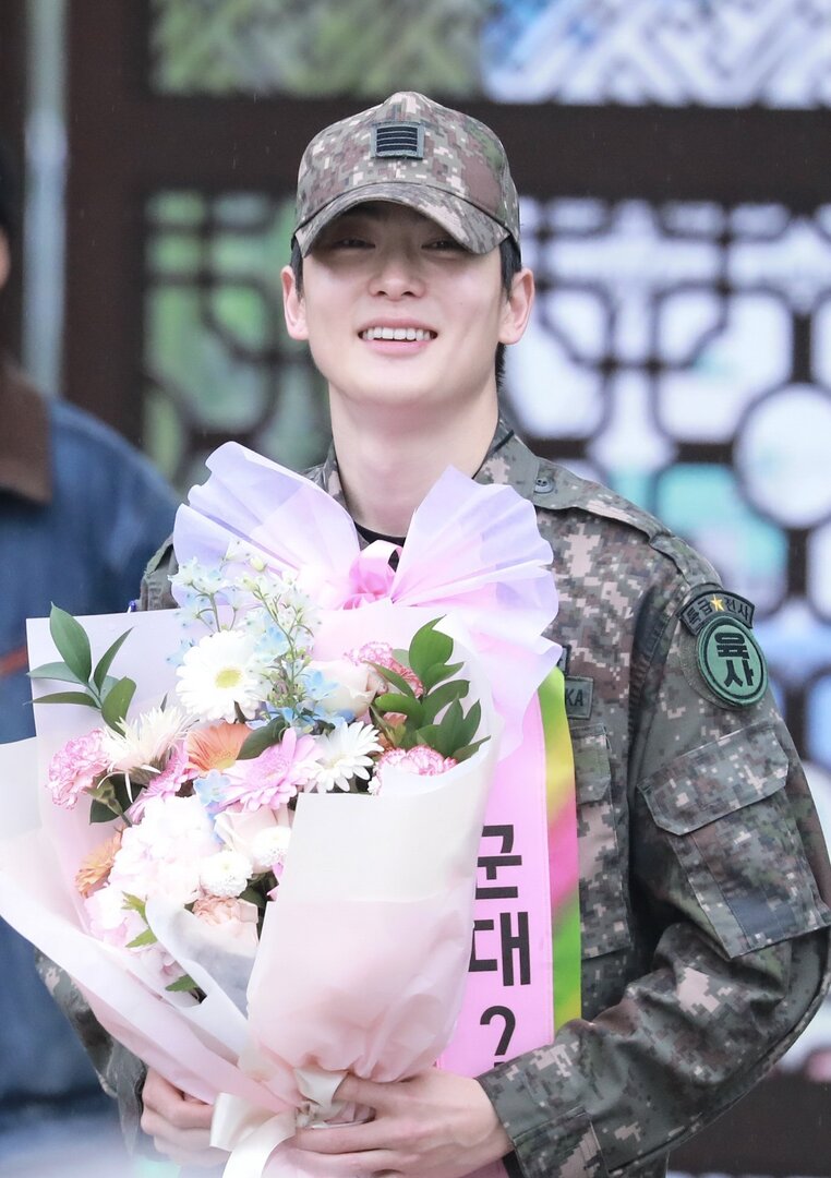 nct_menfess's tweet photo. Welcome back Jeong Jaehyun nct! 🤍🤍
Btw admin nct mana ya belum juga post foto jaehyun di sosmed 🙂‍↕️ https://t.co/O2hI8fySpc