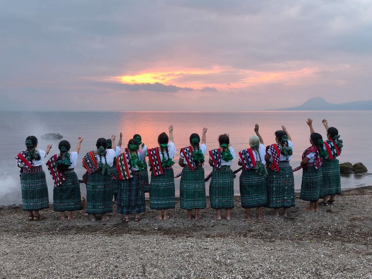 COMADRONAS AGRADECEN A LA ABUELA LAGO

Abuelas comadronas de San Pedro La Laguna agradecen a la abuela lago por su conexión con la misión y don de la vida, de acompañar el nacimiento de nuevas vidas.

📷 Mayab Ixoqi