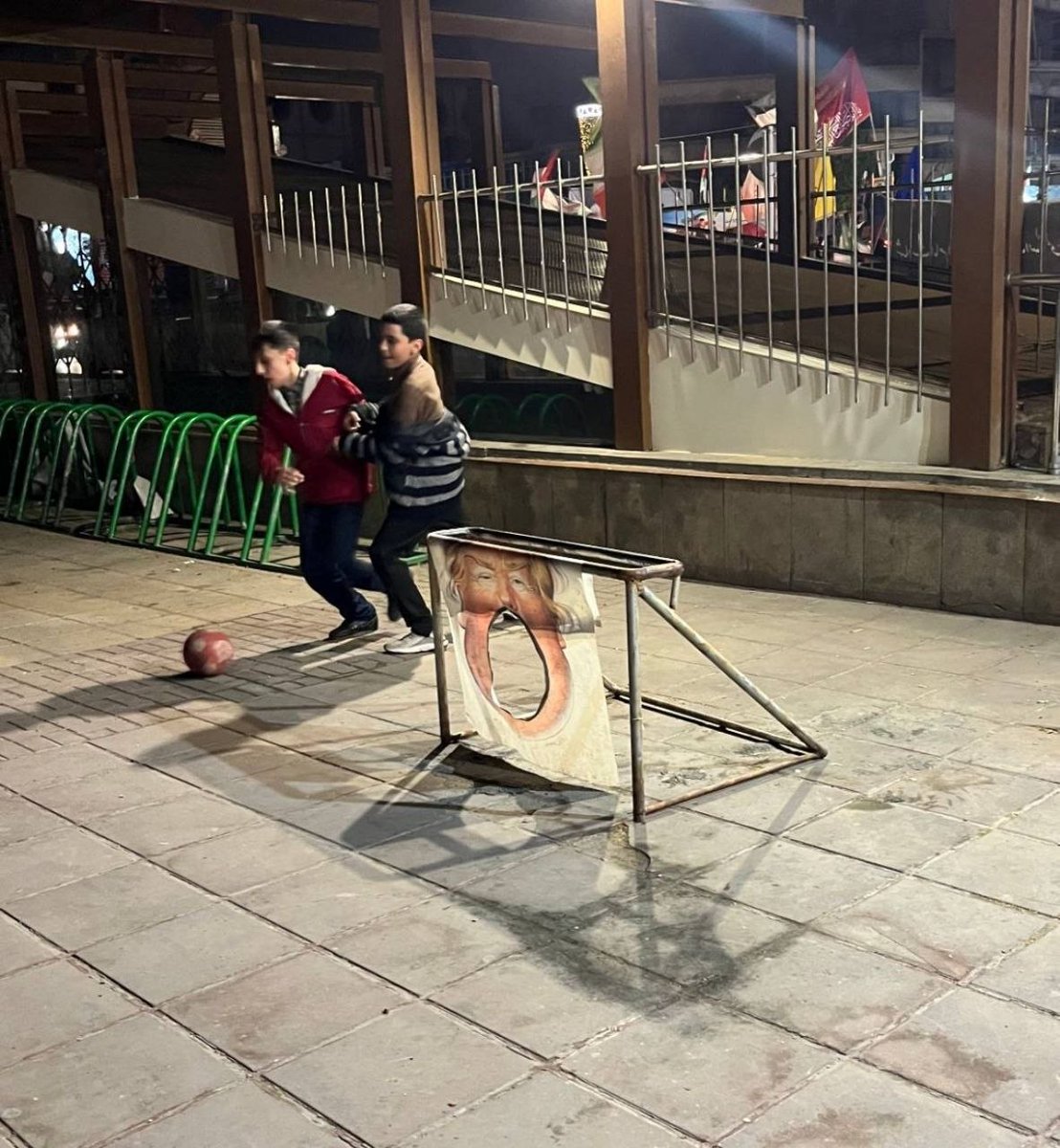IRANinMumbai's tweet image. In #Tehran, when we play street #football, we don’t need fancy stadiums, just pure skills and… #Trump’s big mouth as the goalpost 😏

Goal bhi ho gaya aur bakbak bhi band... kya baat hai!

#Iran