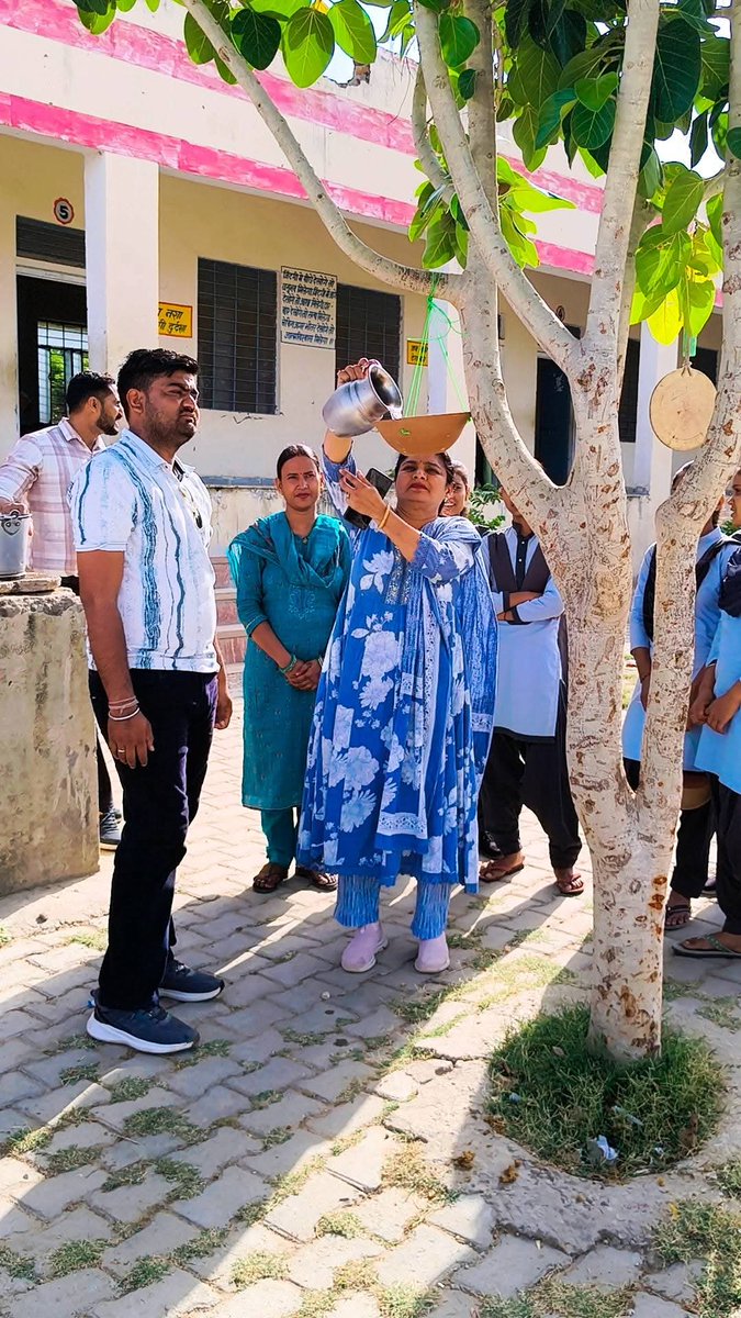 PushpendraGaro1's tweet photo. आज राजकीय उच्च माध्यमिक विद्यालय जाटव बस्ती चंदीला में बेजुबान पक्षियों के लिए परिंडे बांधे गए।
इस मौके पर प्रधानाचार्य श्रीमती सुमन स्वर्णकार जी, श्री रमाकांत गुर्जर जी, श्रीमती रीना कुमारी आदि स्टाफ गण और विद्यार्थी उपस्थित रहे।
@DmKarauli @vivekgurjar_ras  @ForestRajasthan https://t.co/HrUmLFUFma