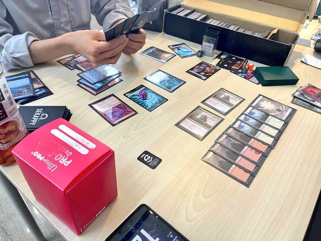 SekappyOfficial's tweet photo. 土曜日のオフィス開放【ゲーマーズデー】に、今回は58名が参加🎮
自由参加のイベントにもかかわらず、これだけ人が集まるのはSekappyらしさのひとつかもしれません。

MtGは「ストリクスヘイヴンの秘密」でのドラフト戦や、コマンダー卓がにぎやかに展開。
そのほかにも、ポケカ／遊戯王／デュエマ／クロスタ／ホロカといったTCGに加え、格ゲー・ポーカー・マダミスまで、幅広いゲームで盛り上がりました🃏

ゲームをきっかけに自然と人が集まり、交流が広がる。
Sekappyらしい時間になりました✨