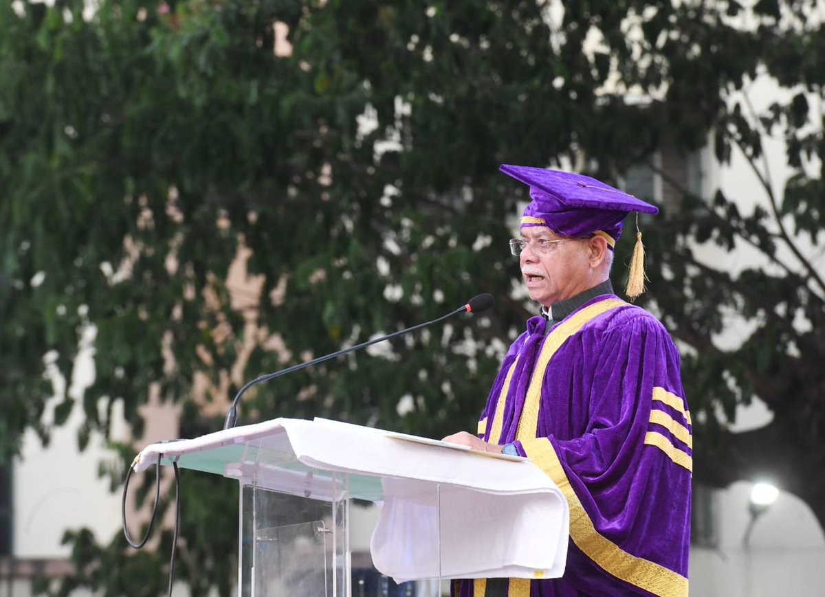 airnewsalerts's tweet image. #Telangana Governor Shri Shiva Pratap Shukla addresses Osmania Medical College's 175th convocation ceremony in #Hyderabad.

Mr Shukla emphasises that medicine is not just a profession, but a sacred duty to serve humanity. He says that medical professionals must combine knowledge