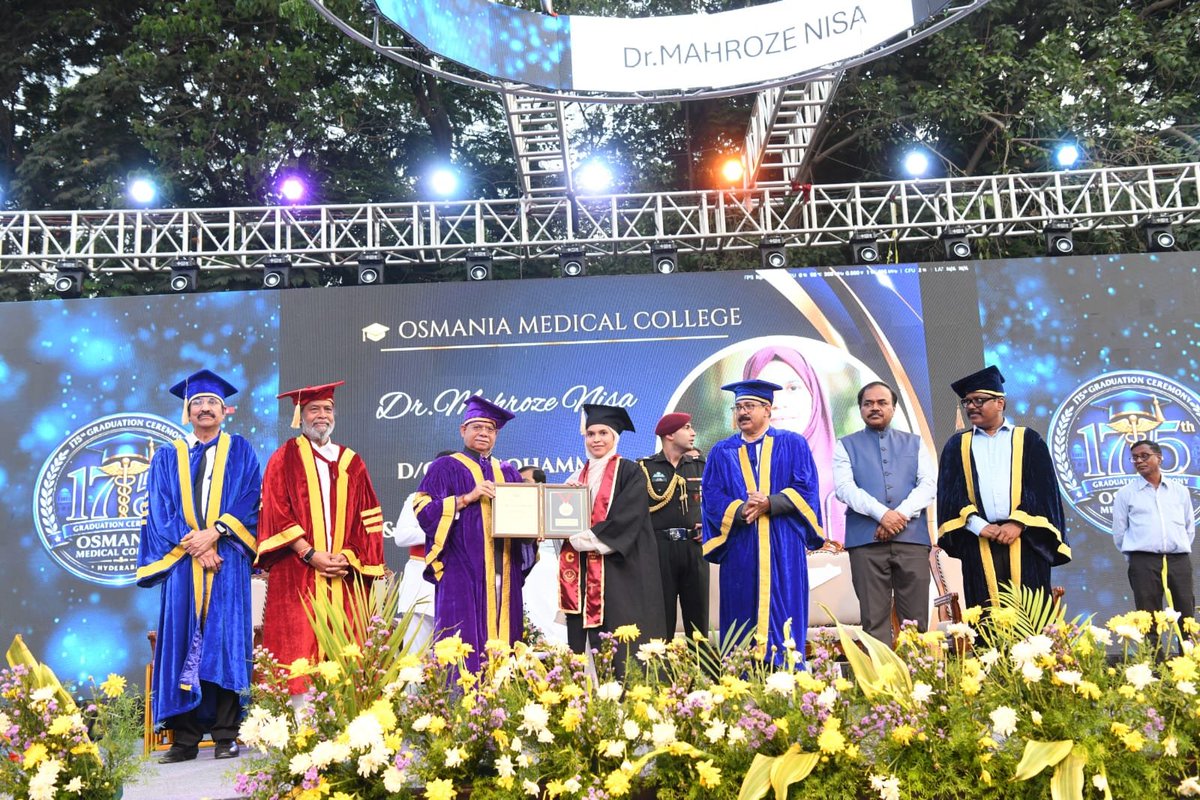 airnewsalerts's tweet image. #Telangana Governor Shri Shiva Pratap Shukla addresses Osmania Medical College's 175th convocation ceremony in #Hyderabad.

Mr Shukla emphasises that medicine is not just a profession, but a sacred duty to serve humanity. He says that medical professionals must combine knowledge