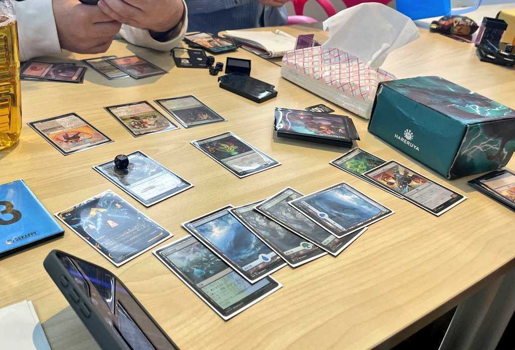 SekappyOfficial's tweet photo. 土曜日のオフィス開放【ゲーマーズデー】に、今回は58名が参加🎮
自由参加のイベントにもかかわらず、これだけ人が集まるのはSekappyらしさのひとつかもしれません。

MtGは「ストリクスヘイヴンの秘密」でのドラフト戦や、コマンダー卓がにぎやかに展開。
そのほかにも、ポケカ／遊戯王／デュエマ／クロスタ／ホロカといったTCGに加え、格ゲー・ポーカー・マダミスまで、幅広いゲームで盛り上がりました🃏

ゲームをきっかけに自然と人が集まり、交流が広がる。
Sekappyらしい時間になりました✨