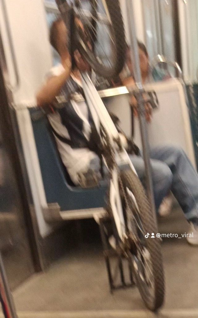MetroViralMx's tweet image. #ULTIMAHORA 

Usuarios Denuncian a sujetos con bicicletas estorbando en los trenes del Metro de Ciudad de México 🇲🇽 @MetroCDMX 🚨

Por temas de Protección Civil las bicicletas NO deben estorbar el descenso y ascenso de los Usuarios del #MetroCDMX ‼️⚠️