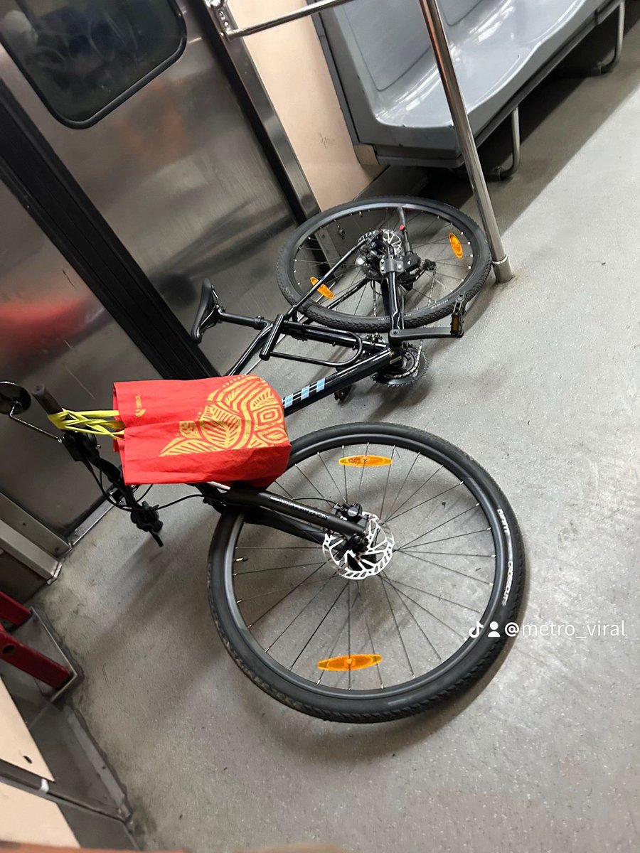 MetroViralMx's tweet image. #ULTIMAHORA 

Usuarios Denuncian a sujetos con bicicletas estorbando en los trenes del Metro de Ciudad de México 🇲🇽 @MetroCDMX 🚨

Por temas de Protección Civil las bicicletas NO deben estorbar el descenso y ascenso de los Usuarios del #MetroCDMX ‼️⚠️