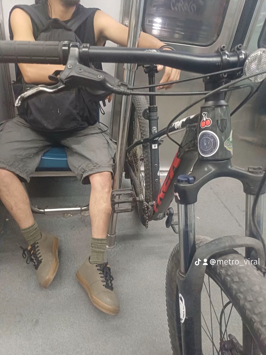 MetroViralMx's tweet image. #ULTIMAHORA 

Usuarios Denuncian a sujetos con bicicletas estorbando en los trenes del Metro de Ciudad de México 🇲🇽 @MetroCDMX 🚨

Por temas de Protección Civil las bicicletas NO deben estorbar el descenso y ascenso de los Usuarios del #MetroCDMX ‼️⚠️