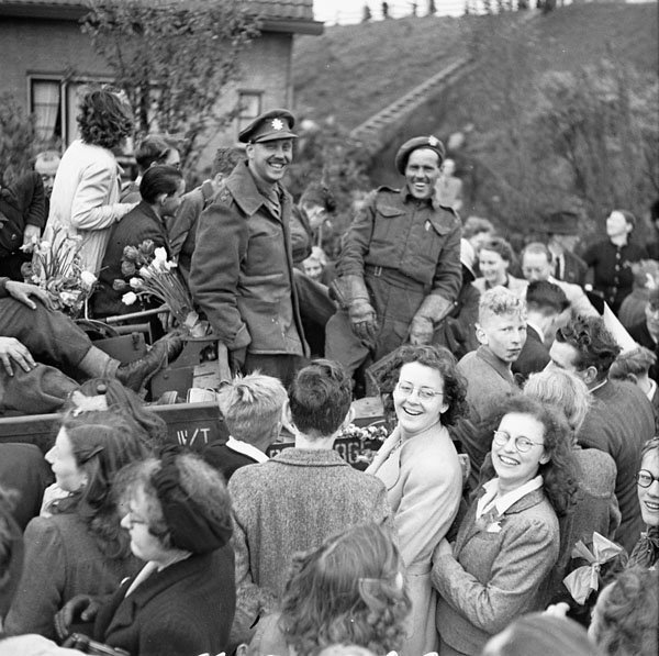 WendyLovesJesus's tweet image. May 5, 1945: Canadian Lieutenant-General Charles Foulkes accepts the surrender of German troops in the Netherlands. 🌷 #Liberation #WWII #LestWeForget 🌷