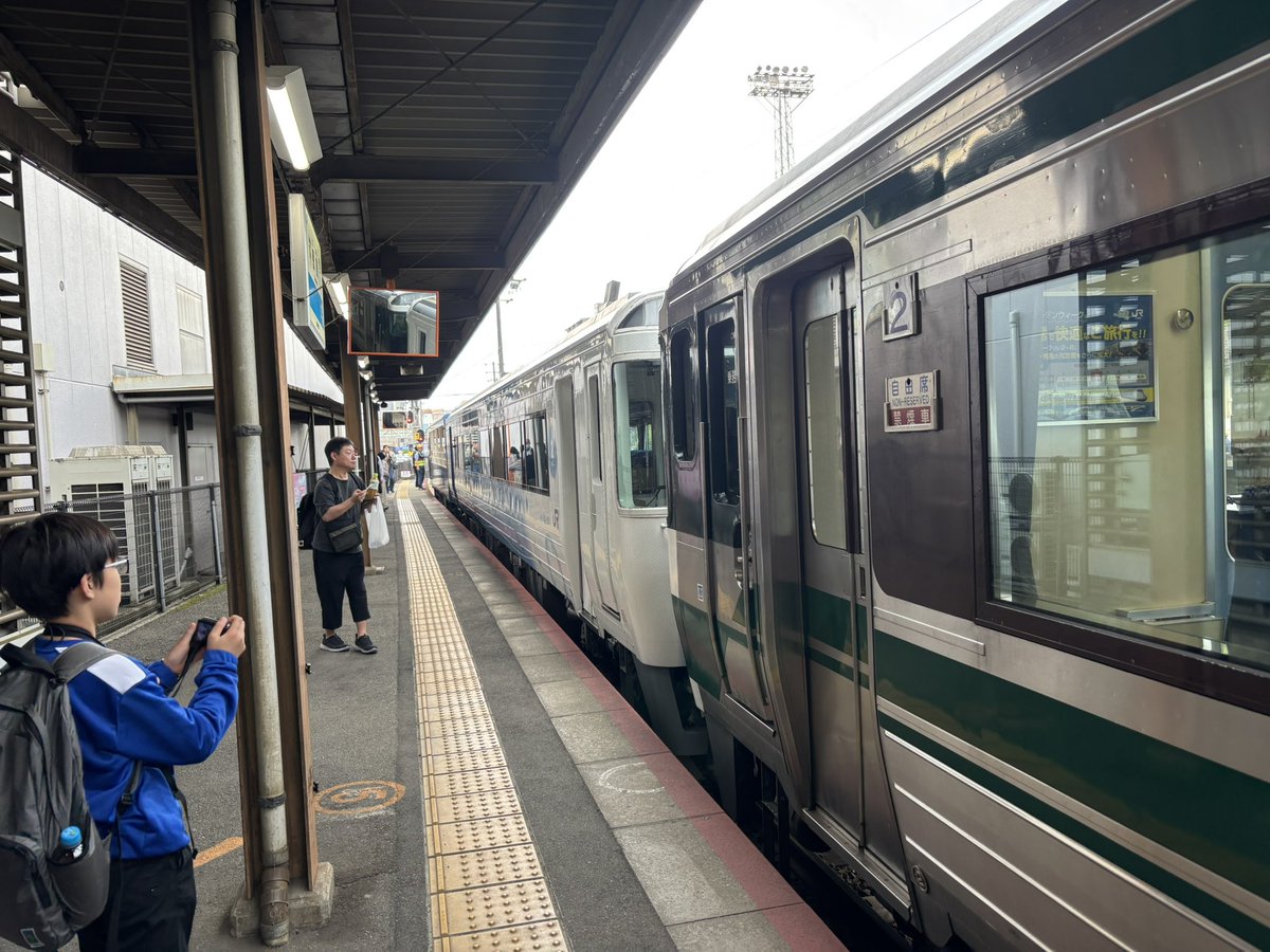 藍吉野川トロッコの控車が故障したらしく後ろにキハ185系国鉄色2両を増結し合計4両編成で運転してます！！
#藍吉野川トロッコ