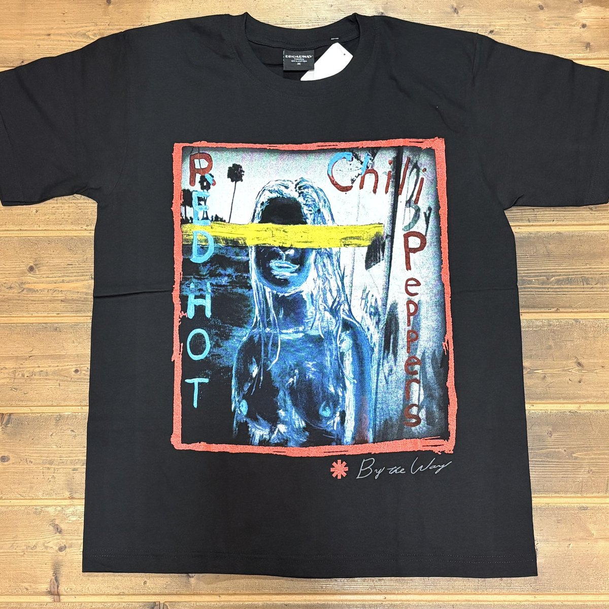 BLUE_KYOTO's tweet image. 🟦こんにちは🟥

GWも元気にモリモリ営業中❗️
新デザインも仲間入りーッ

身幅が大きめの作りなのでオーバーサイズ好きにはたまらないシルエット🫶🏼

#Redhotchillipeppers #linkinpark #nirvana
日本人にも海外の方にも超人気バンドなので、お早めに───♡
