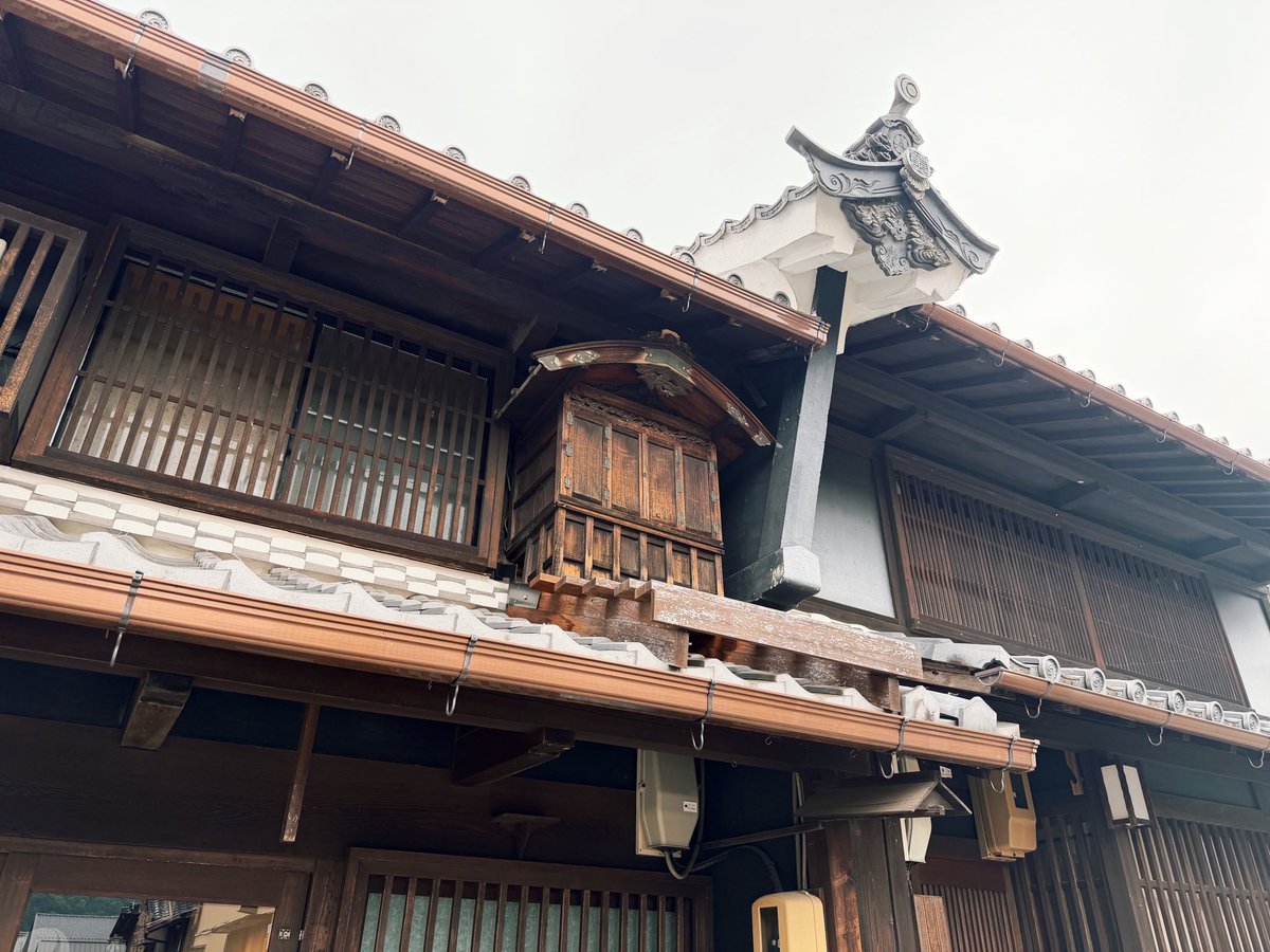岐阜県美濃市

ちょっと歩いただけでうだつと屋根神様の組み合わせに出会えるの本当にやばすぎる、、、しかも階段付きだ