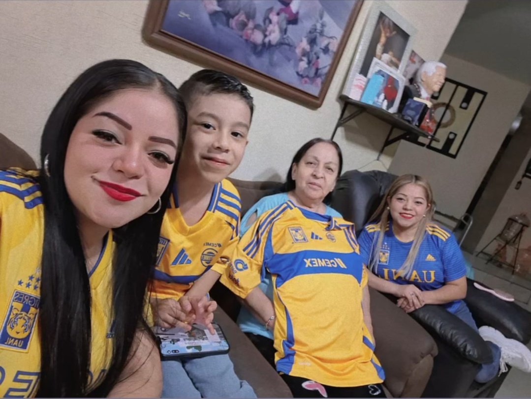 KarlyOvalle's tweet photo. #SábadoAzteca Venga Tigres 💙💛 https://t.co/aKsIVF13pT