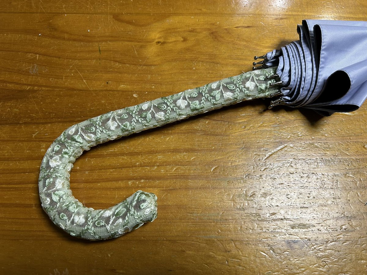 Hey_hakodate's tweet photo. インド刺繍リボンの使い途が分からずあまり興味がなかったのですが、「傘の柄カバーにしたらいいんじゃない？」と思い立って作ってみました。
そして何種類か買ってみました。
スパンコールが無いもの、付いてても少ないものを選びました。
他にも利用できるか考え中。
＃ハンドメイド
＃ソーイング https://t.co/AhsNscAC4L