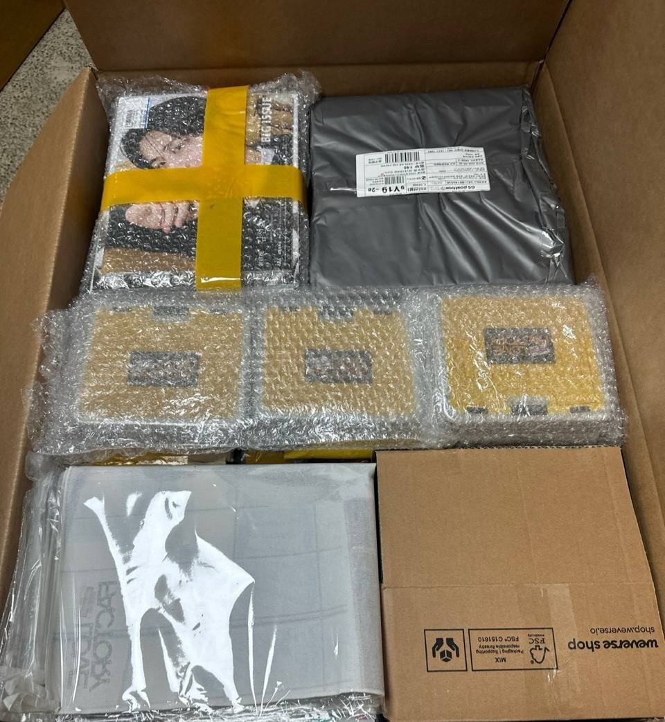 koreanhaulmnl's tweet photo. #khmupdate~

Box 04.14📦

•Box picked up last April 14, 2026.

✔️#khmkrboxsharing   including Kim Seonho Official 1st Membership Card (Blooming Days)
✔️ Harper's Bazaar Korea <April 2026>
Cover: Kim Seonho
✔️ Plush Keychain Choonsik
✔️ 2026 Kim Seonho Fanmeeting [Love Factory]
Official Merchandise
✔️ IGin Non-Alcoholic 12 cans + 1 set of travel stickers
✔️ Elle Korea 2026.04 Special Edition
✔️ SecretPassage: 𝐈𝐍𝐓𝐄𝐑𝐕𝐀𝐋 MD
✔️ G-Dragon Membership Kit (Petal Ver.)~
✔️ Fanta x Zo&Friends with keyring

Kamsahamnida 💙