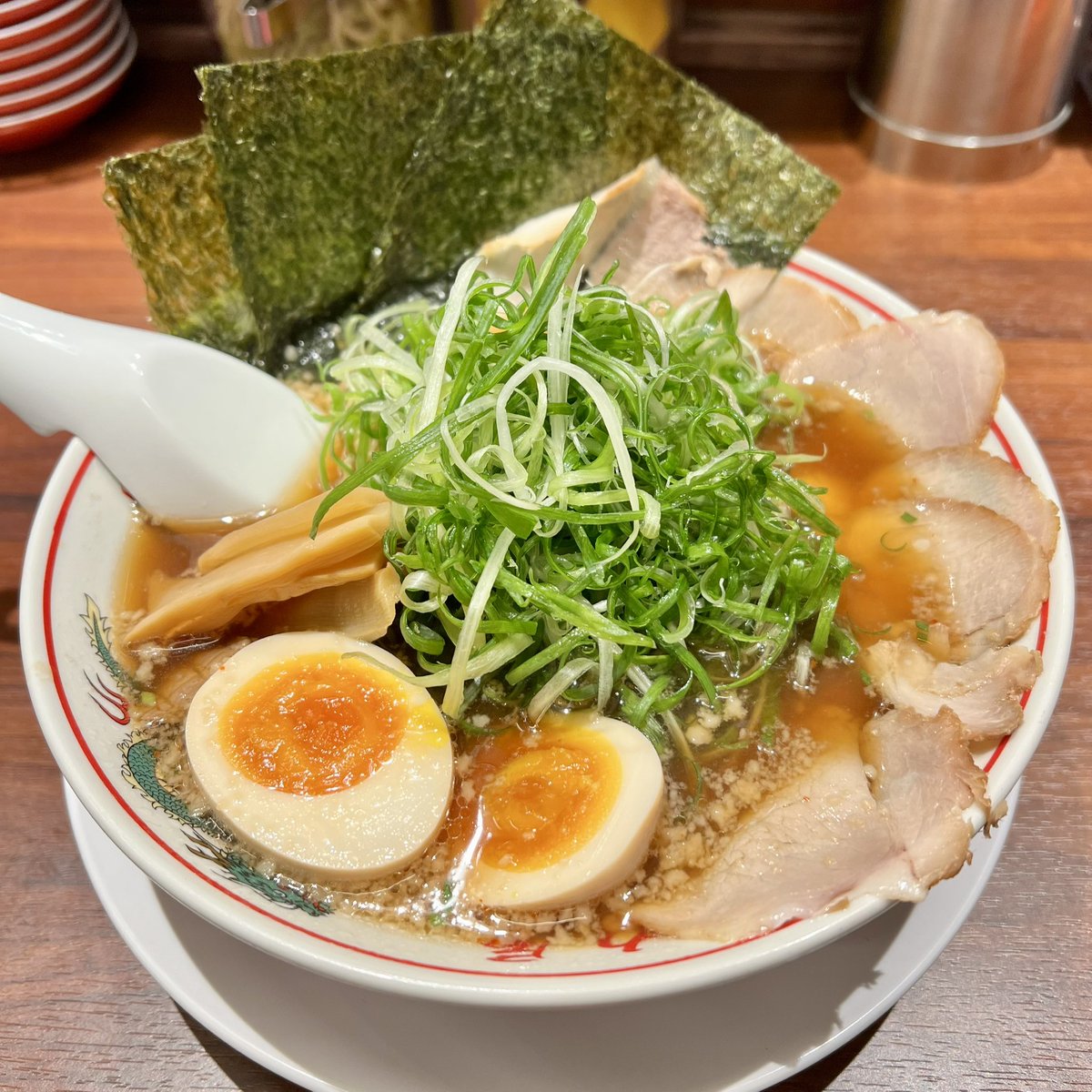 DeepBlueSky1126's tweet photo. #Lunch_now

京都背脂醤油”極み”全部のせラーメン🍜
もちろんニンニク増し増し🧄

おいしくいただきました😋

#京都背脂醤油全部のせラーメン
#京都北白川ラーメン魁力屋 https://t.co/X65sGFBcv6