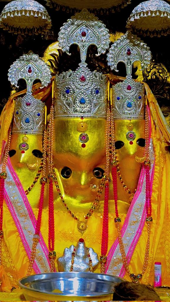 drhiteshbajpai's tweet photo. ।। जय माँ बगलामुखी ।।

माँ बगलामुखी, नलखेड़ा के आज के प्रात: दर्शन आपके लिये।

आपका दिन शुभ हो।

अपना ध्यान रखिए!

॥ ॐ ह्लीं बगलामुखी सर्व दुष्टानां वाचं मुखं पदं स्तंम्भय जिव्हां कीलय बुद्धिं विनाशय ह्लीं ॐ स्वाहा ॥ 

👣जय माँ बगलामुखी जी 👣

😊🙏✌️ https://t.co/sTQQD9PLXz