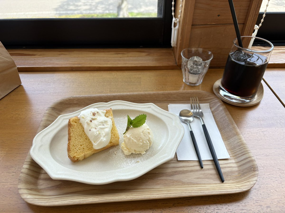 mi671120's tweet image. 世の中は
連休日和
楽しんで
私作業着
カフェ逃亡

#短歌
#tanka
#カフェ