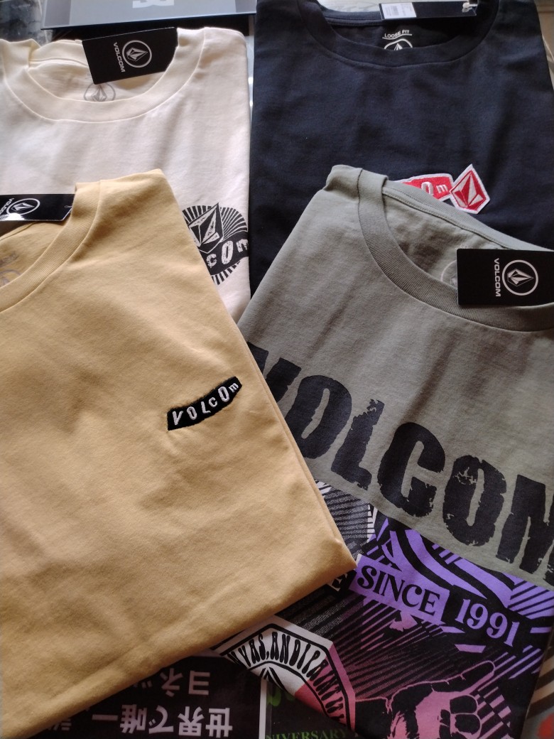 styleshopFree's tweet image. SPRING NEWリリース
VOLCOM 2026 NEW
ゴールデンウィークも休まず営業中のFREE
新しくなったボルコムから　半袖Tシャツが入荷！！
まだまだ肌寒い季節なので　春のスエットも充実してます。
ゴールデンウィーク遊び疲れたら　ショップに行こう～!(^^)!
#volcom
#2026spring
#apparel
#proshop
#engaru