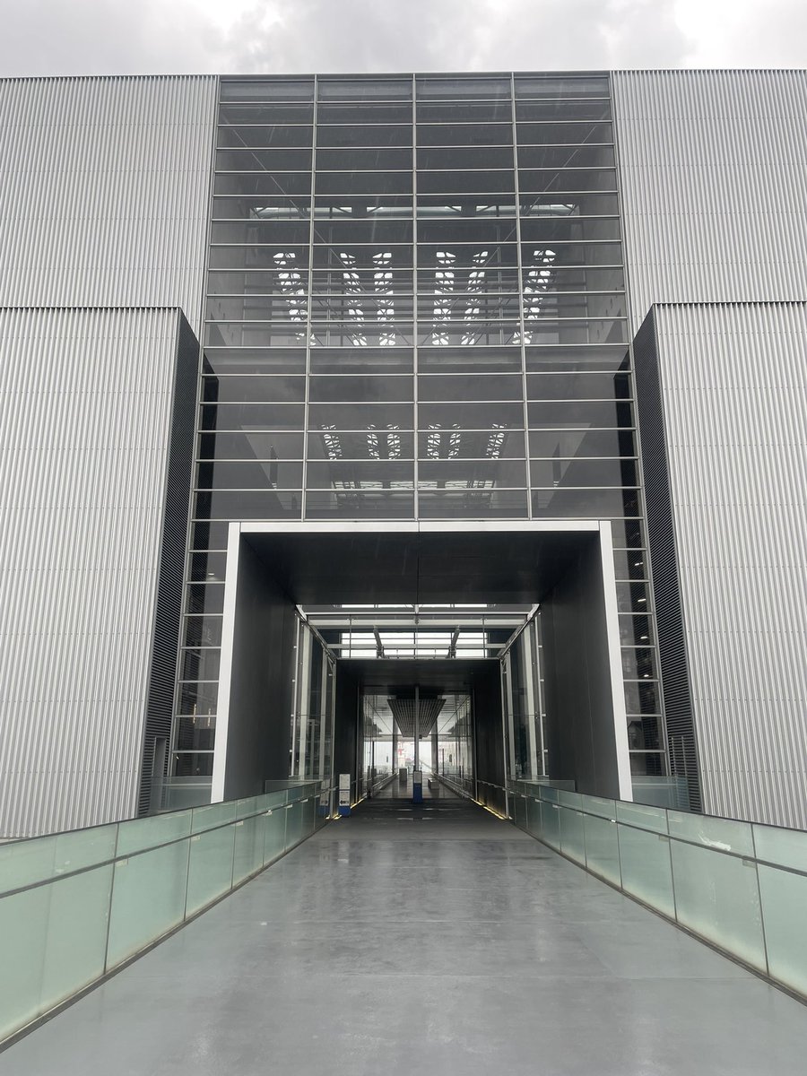 TAP_kun's tweet image. せっかくの広島、前日いた「平和の軸線」の北側の延長線上・上野学園ホールから一転、南側の延長線上・「広島市環境局中工場」へ。谷口吉生作の美術館みたいな清掃工場。20年以上経ても色褪せない名建築だ。#月と街のAidade #ozkn #LIFE #小沢健二