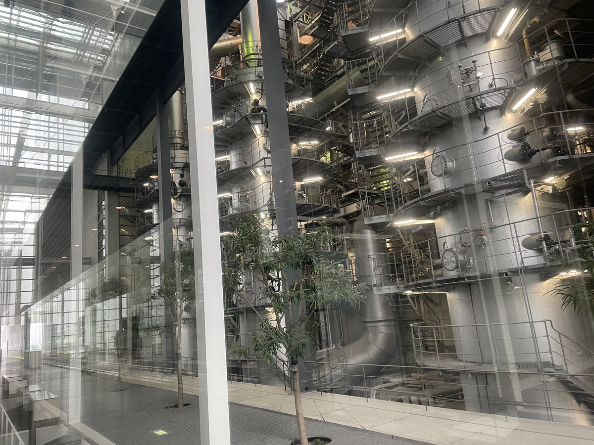 TAP_kun's tweet image. せっかくの広島、前日いた「平和の軸線」の北側の延長線上・上野学園ホールから一転、南側の延長線上・「広島市環境局中工場」へ。谷口吉生作の美術館みたいな清掃工場。20年以上経ても色褪せない名建築だ。#月と街のAidade #ozkn #LIFE #小沢健二