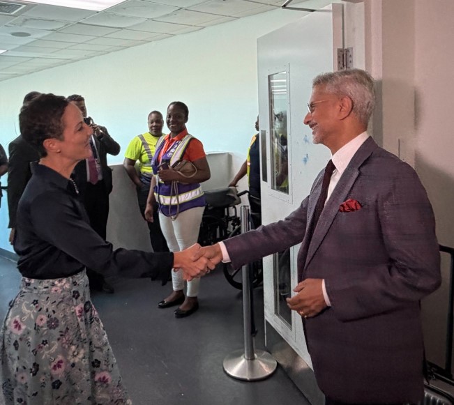 kalingatv's tweet photo. #Breaking: "Pleased to arrive in Kingston": EAM Jaishankar begins his first visit to Jamaica
#EAM #Jaishankar #Jamaicavisit #firstvisit #Kingston https://t.co/MEsTQBnx8j