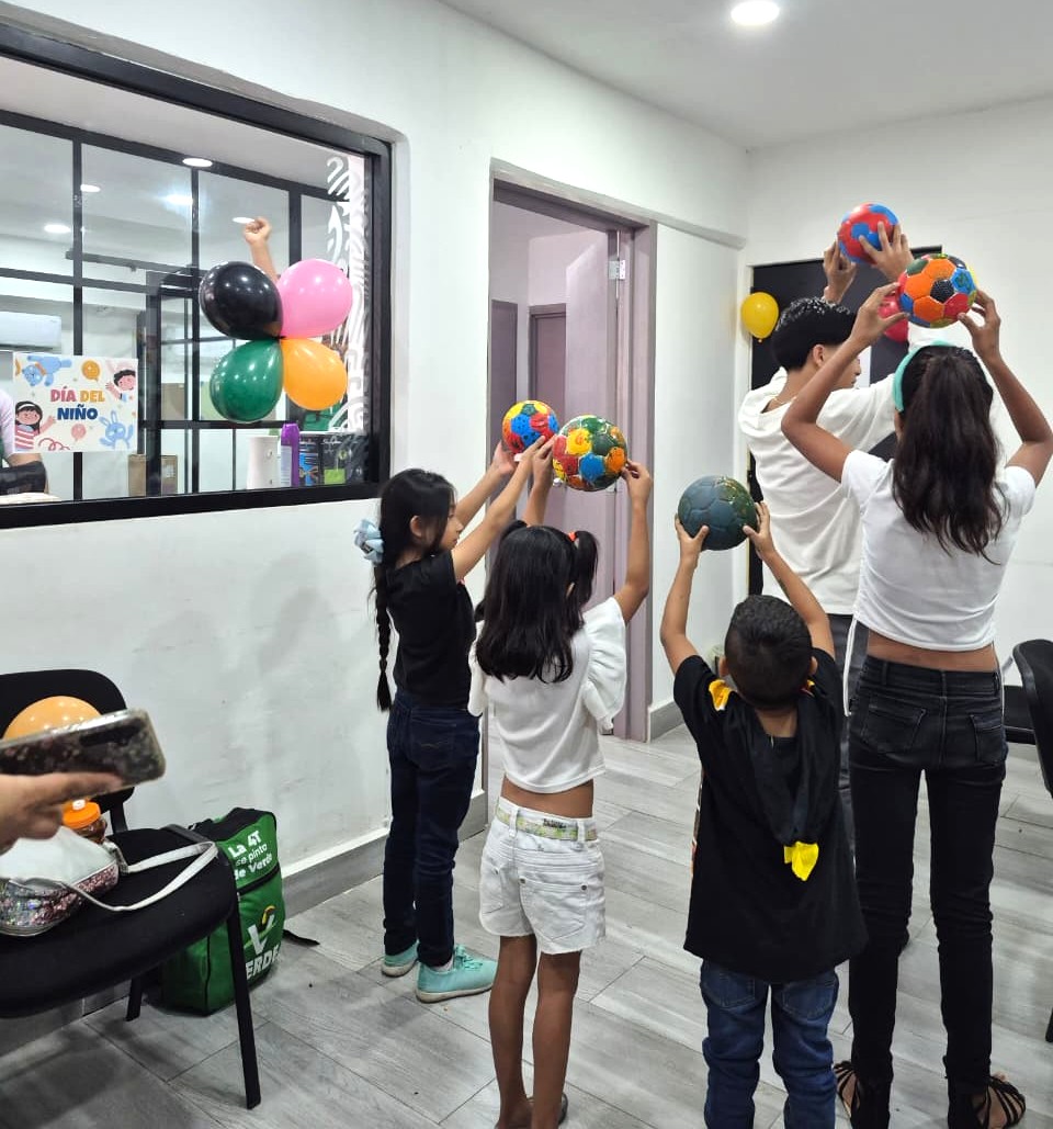 comar_sg's tweet photo. En #COMAR #Villahermosa conmemoramos el #DíaDeLaNiñez, otorgamos un balón de fútbol a cada una y uno de los #NNAs asistentes, donde dibujaron sus sueños, metas y experiencias que han vivido en territorio mexicano. 🎨🇲🇽
1/2 https://t.co/BXJwC0GXgT
