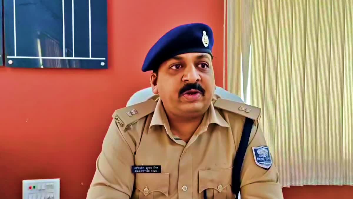 बिहार के सीमांचल में कटिहार और राजधानी पटना में पुलिस ने एक शातिर "लैंड माफिया" गिरोह का पर्दाफाश किया है. इस गिरोह के काम करने के तरीके ने सबको दंग कर दिया है. 

यह गिरोह केवल जमीनों की हेराफेरी ही नहीं कर रहा था, बल्कि सीधे रजिस्ट्री ऑफिस के सरकारी दस्तावेजों को निशाना बनाकर
